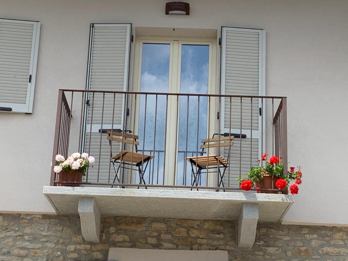 Bed and Breakfast La Luce Delle Colline Serravalle delle Langhe Екстер'єр фото