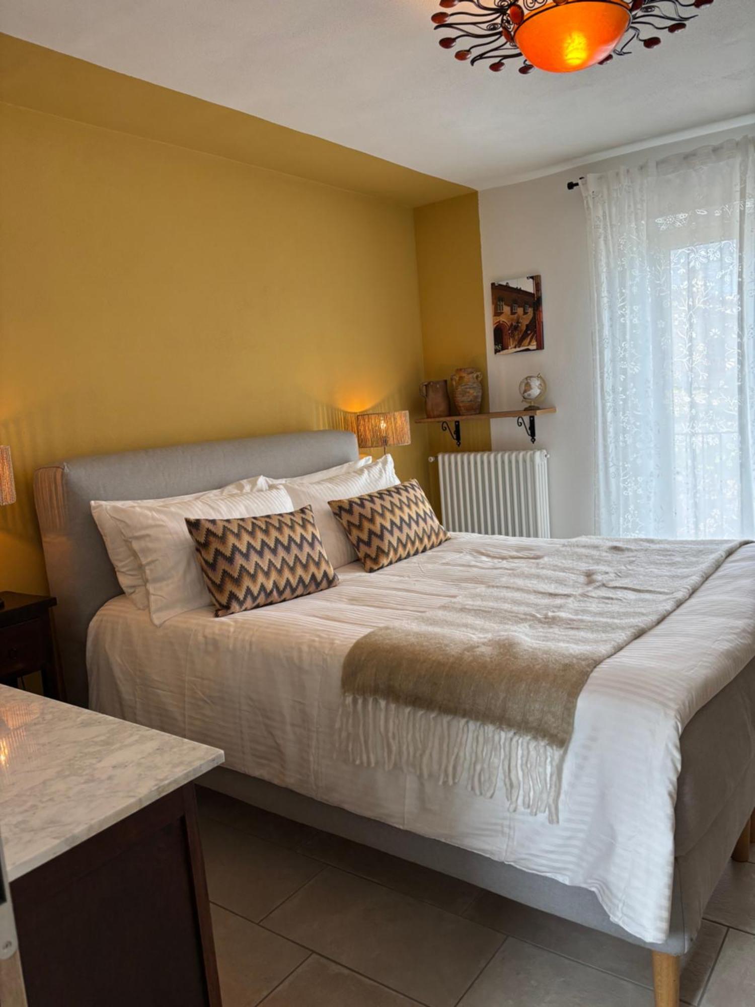 Bed and Breakfast La Luce Delle Colline Serravalle delle Langhe Екстер'єр фото