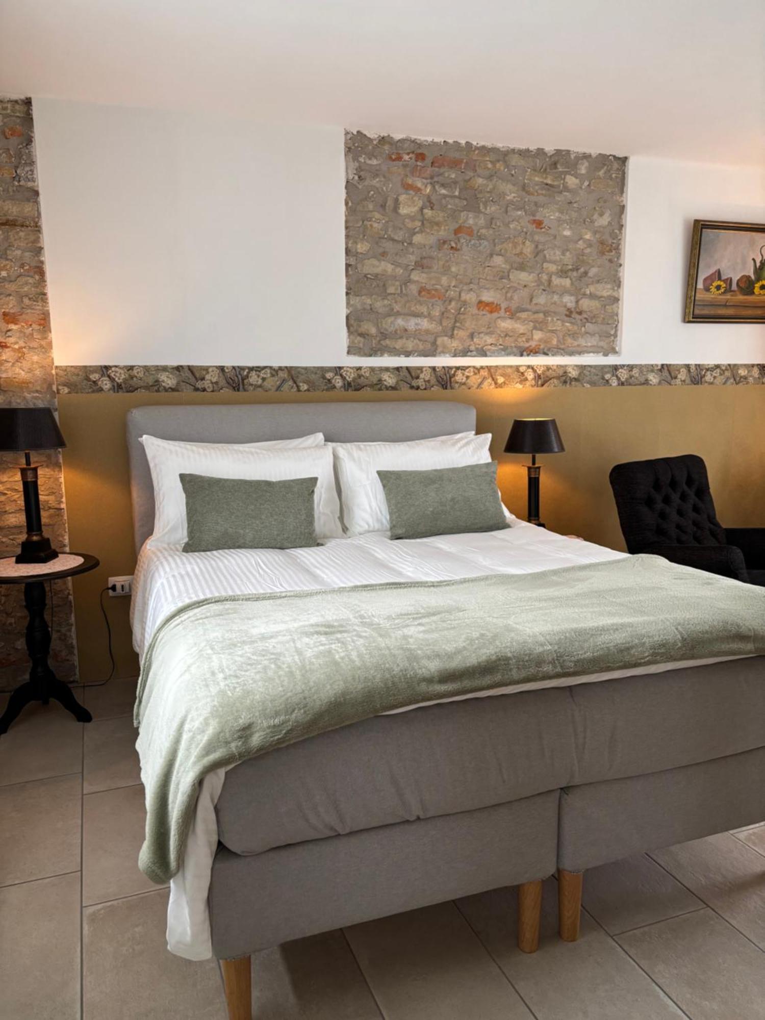 Bed and Breakfast La Luce Delle Colline Serravalle delle Langhe Екстер'єр фото